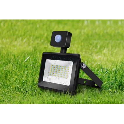 Aigostar - LED Reflektor s senzorjem LED/50W/230V 4000K IP65 črna