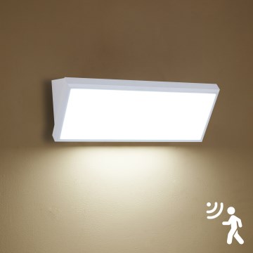 Brilagi - LED zunanja stenska svetilka s senzorjem TRIANGLE LED/42W/230V 45 cm bela IP65