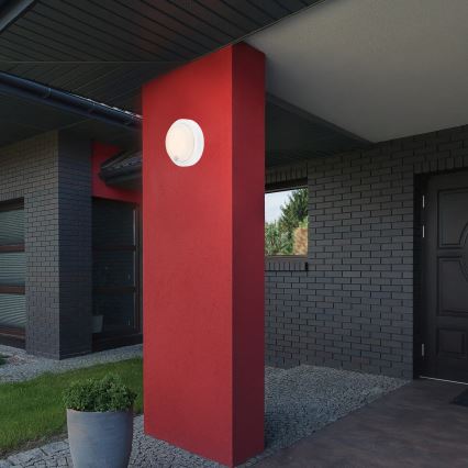 Brilo - LED polnilna zunanja stenska svetilka s senzorjem LED/4W/5V 4400 mAh IP44 bela