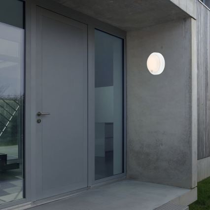 Brilo - LED polnilna zunanja stenska svetilka s senzorjem LED/4W/5V 4400 mAh IP44 bela