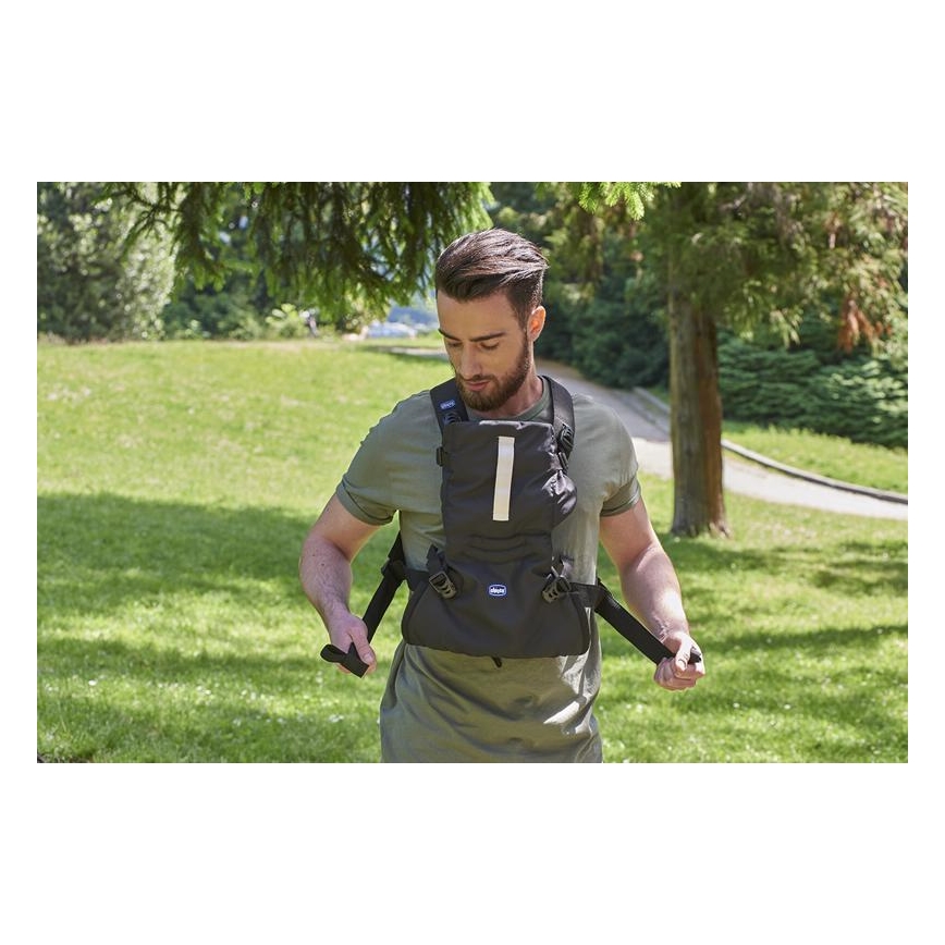 Chicco - Nahrbtnik za otroka EASY FIT črna