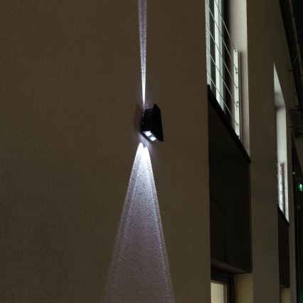 LED Solarna stenska svetilka s senzorjem LED/2W/5V IP54 1300 mAh