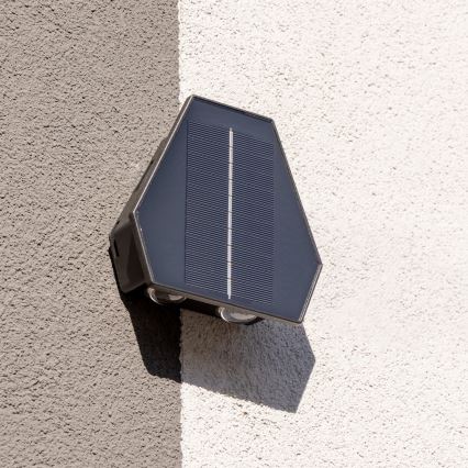 LED Solarna stenska svetilka s senzorjem LED/2W/5V IP54 1300 mAh