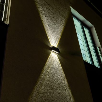 LED Solarna stenska svetilka s senzorjem LED/2W/5V IP54 1300 mAh