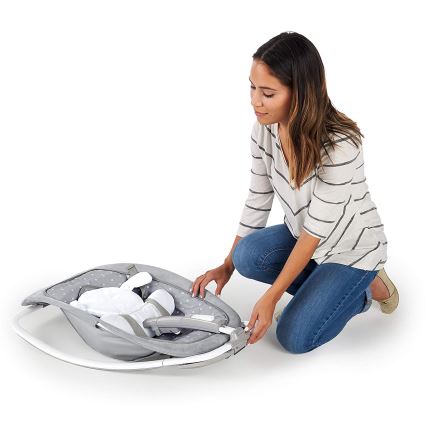 Ingenuity - Otroški ležalnik z melodijo CUDDLE LAMB 3xLR14
