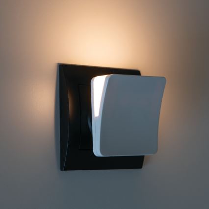 LED orientacijska svetilka s senzorjem mraka za vtičnico HOFI LED/0,28W/230V bela