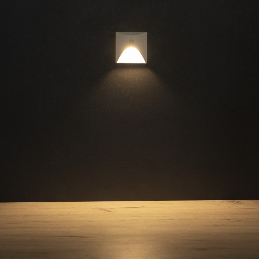 LED svetilka za stopnice s senzorjem gibanja in senzorjem mraka EXIN LED/2,5W/230V 3000K IP65 bela, kvadratna