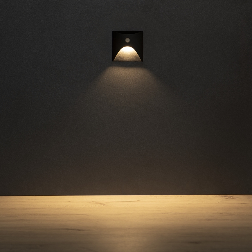 LED stopniščna svetilka s senzorjem gibanja in mraka EXIN LED/2,5W/230V 3000K IP65 črna kvadratna