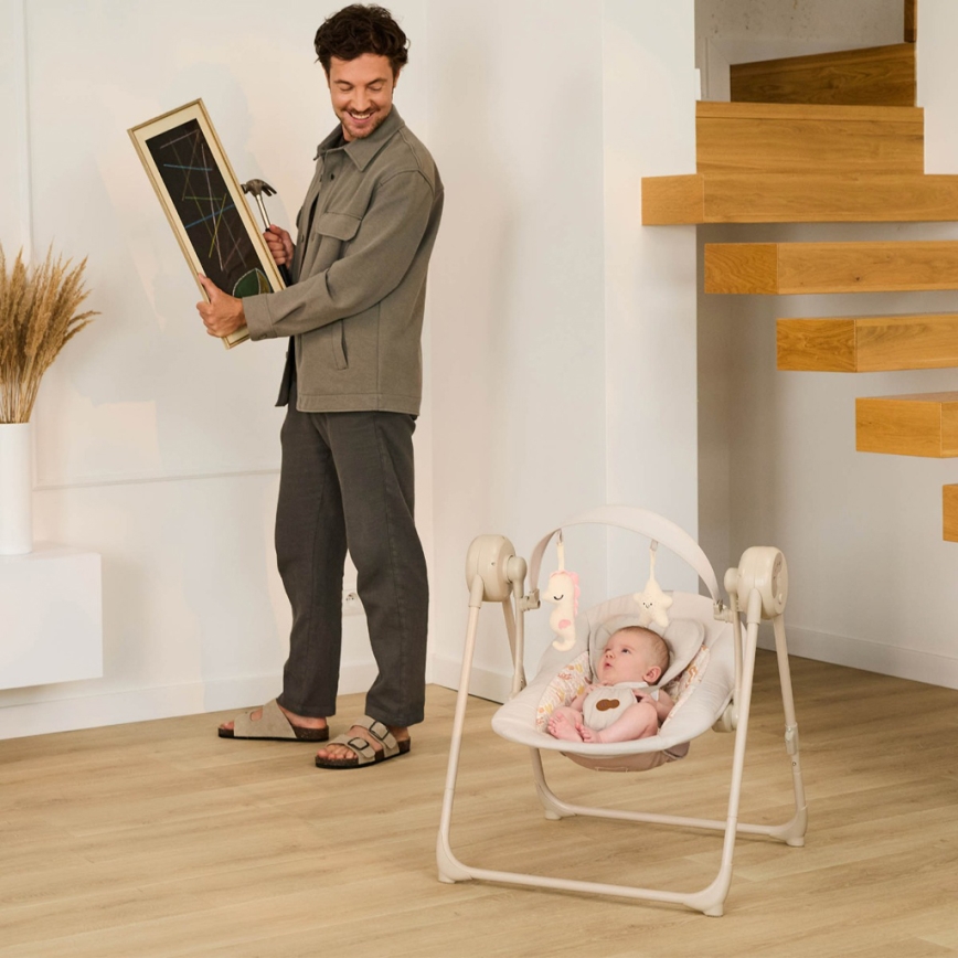 KINDERKRAFT - Otroška gugalnica z melodijo SWINGEE bež 4xAAA/230V