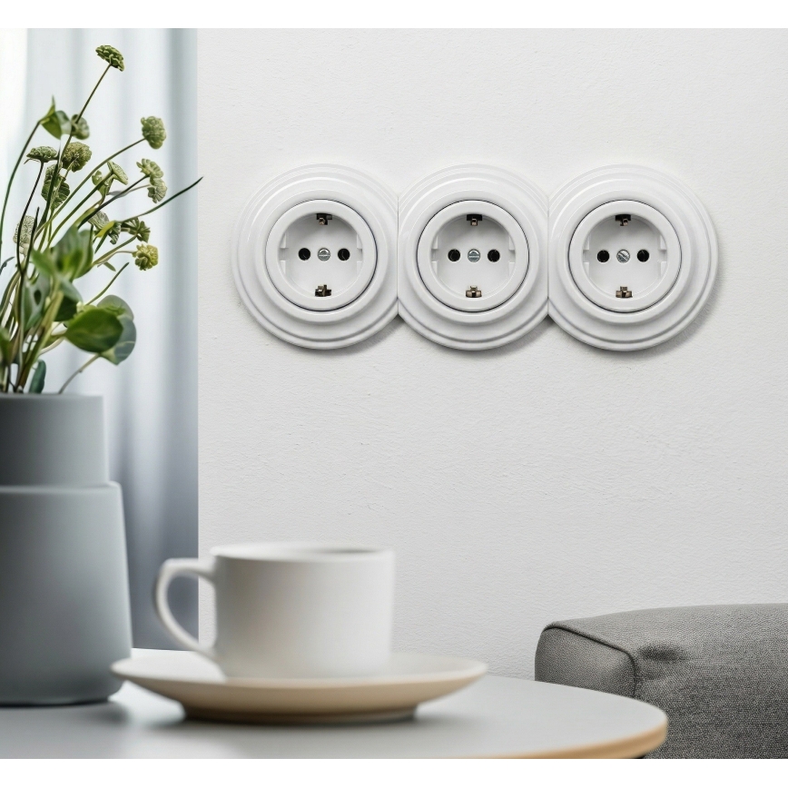 Kliklap – trojna retro vtičnica SCHUKO 230 V z okvirjem za domačo uporabo, snežno bela