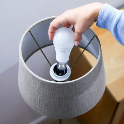 Komplet 2x LED zatemnjevalnih žarnic A60 E27/9W/230V 2700K Wi-Fi + daljinski upravljalnik - WiZ