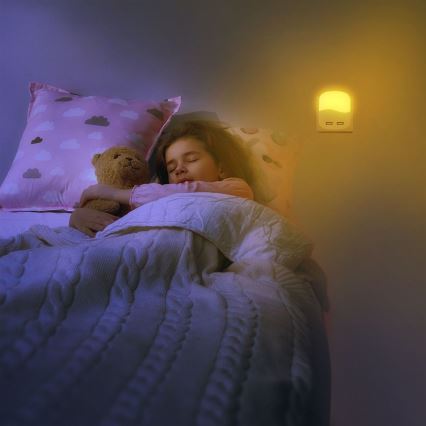 LED Nočna luč za vtičnico s senzorjem za mrak 2xUSB LED/0,45W/230V 3000K