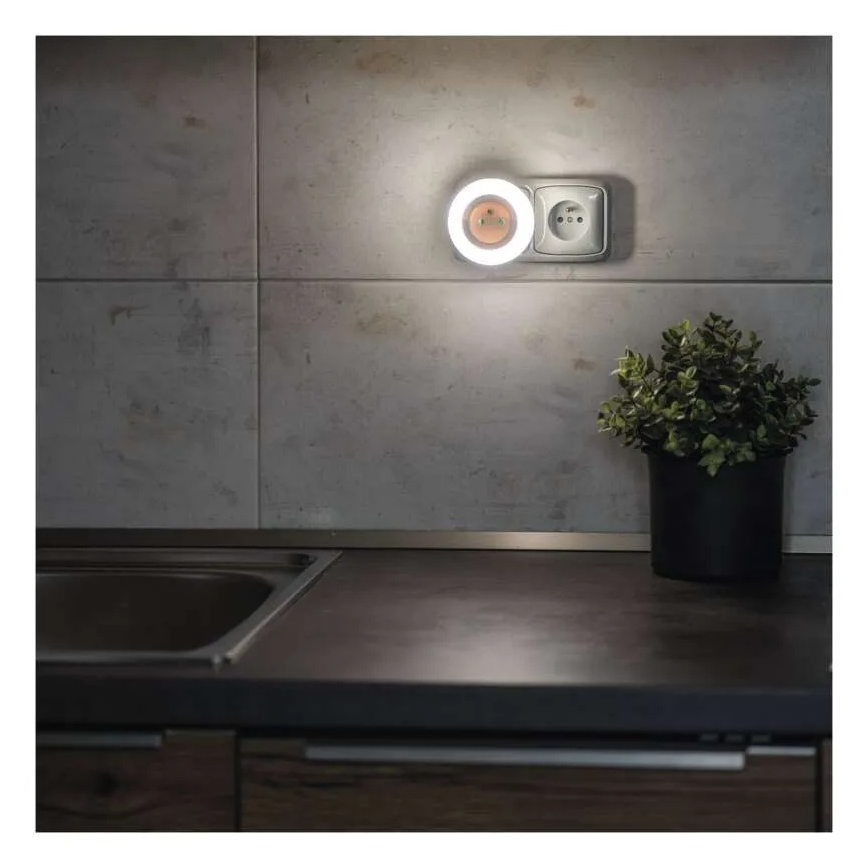 LED nočna lučka s senzorjem in vtičnico LED/0,3W/230V