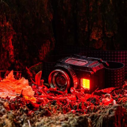 LED Zatemnitvena polnilna naglavna svetilka s senzorjem in rdeča luč LED/6W/5V/3xAAA IP44 500 sijajni 1200 mAh