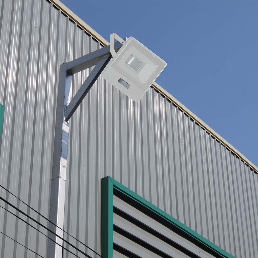 LED Reflektor s senzorjem LED/50W/230V 4000K IP65 bela