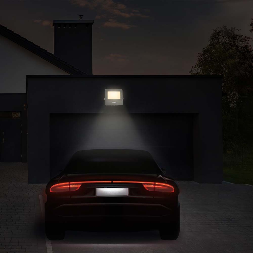 LED Reflektor s senzorjem LED/50W/230V 4000K IP65 bela