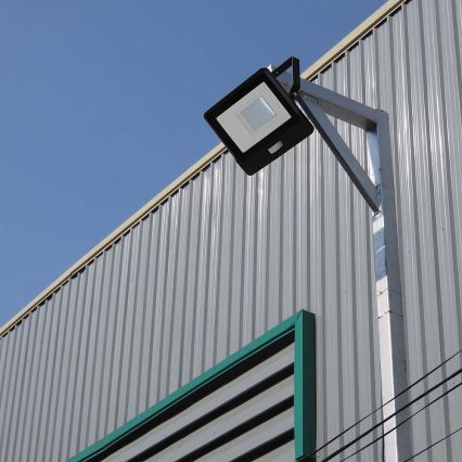 LED Reflektor s senzorjem LED/50W/230V 4000K IP65 črna