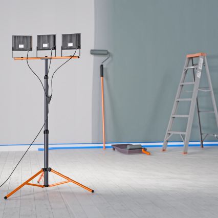 LED reflektor s stojalom 3xLED/100W/230V 4500K IP65 črne/oranžne barve