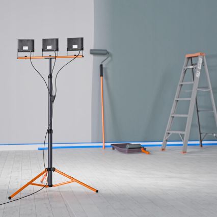 LED reflektor s stojalom 3xLED/50W/230V 4500K IP65 črna/oranžna