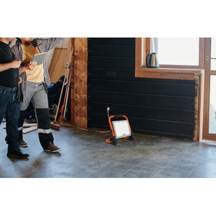 LED reflektor s stojalom LED/100W/230V 4500K IP65 oranžen