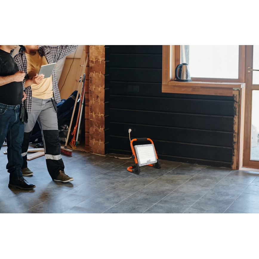 LED reflektor s stojalom LED/100W/230V 4500K IP65 oranžen