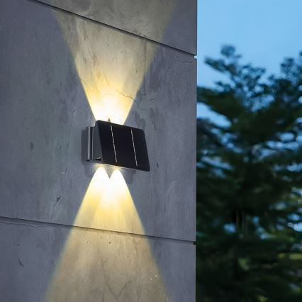 LED Solarna stenska svetilka 4xLED/1,5W/3,7V 1500 mAh IP54 črna