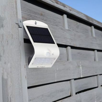 LED Solarna stenska svetilka s senzorjem LED/1.5W/3,7V IP65 1200 mAh