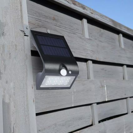 LED Solarna stenska svetilka s senzorjem LED/1.5W/3,7V IP65 1200 mAh