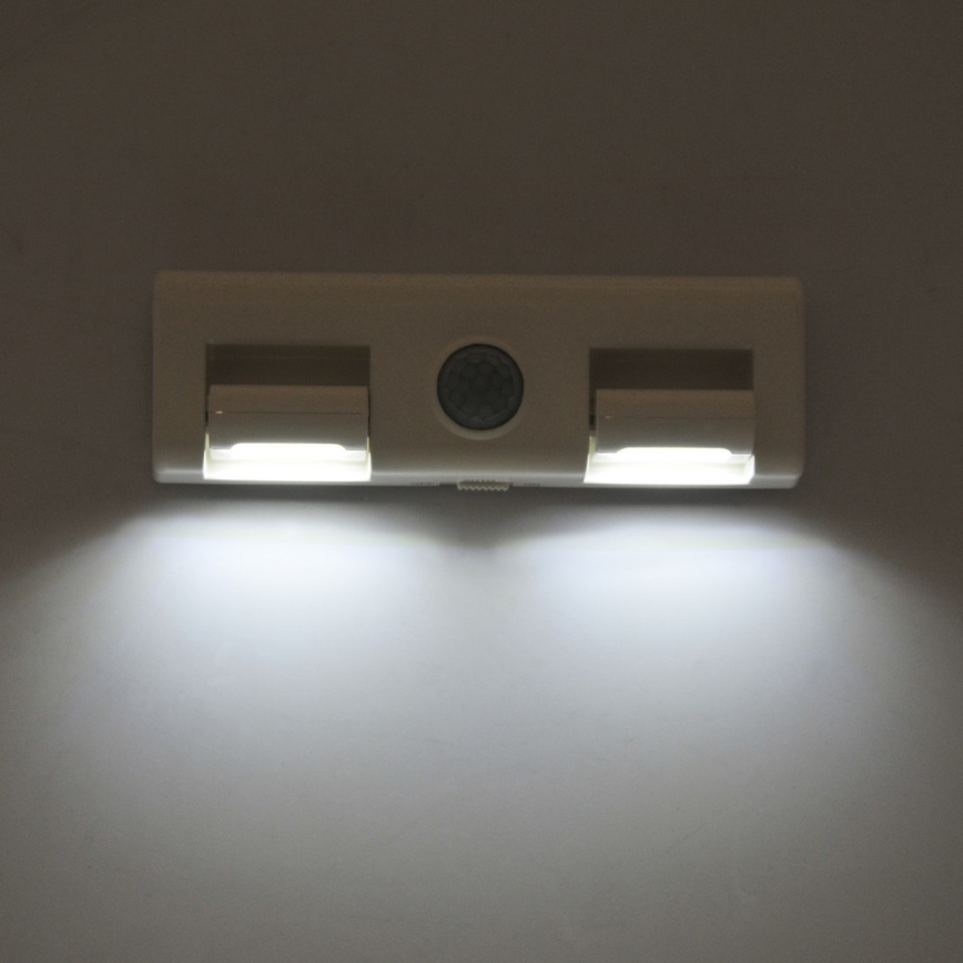 LED Stenska svetilka s senzorjem LED/3xAAA/4,5V