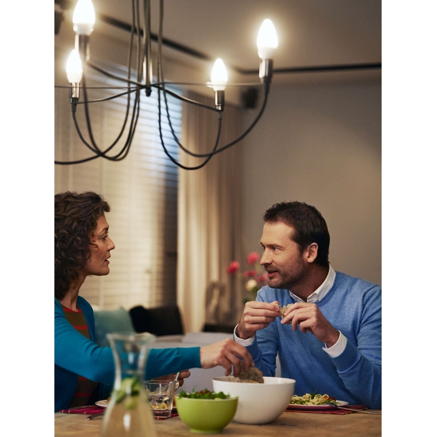 LED sveča Philips E14/4W/230V - CANDLE mlečna