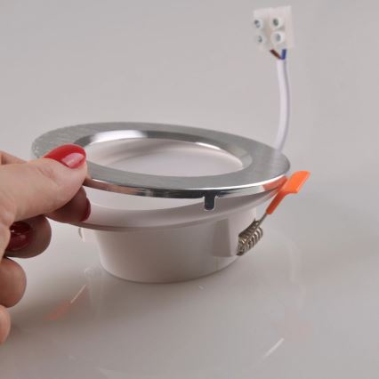 LED Vgradna svetilka ZOE LED/4,8W/230V srebrna