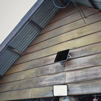 LED zatemljiv solarni reflektor LED/400W/3,2V 2000-8000K IP65 20000 mAh črna + daljinski upravljalnik