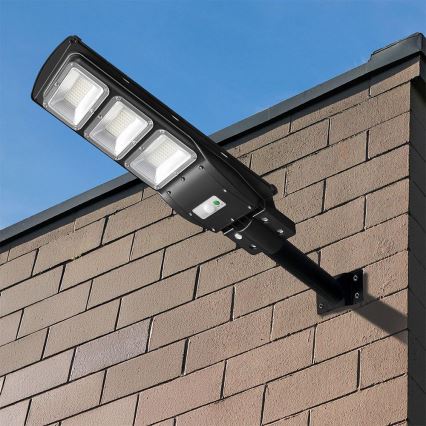 LED Zatemnitvena solarna ulična svetilka s senzorjem gibanja in mraka LED/12W/3,2V 6000K IP65 10000 mAh črna + Daljinski upravljalnik