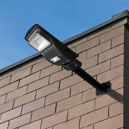 LED Zatemnitvena solarna ulična svetilka s senzorjem gibanja in mraka LED/6W/3,2V 6000K IP65 5000 mAh črna + Daljinski upravljalnik