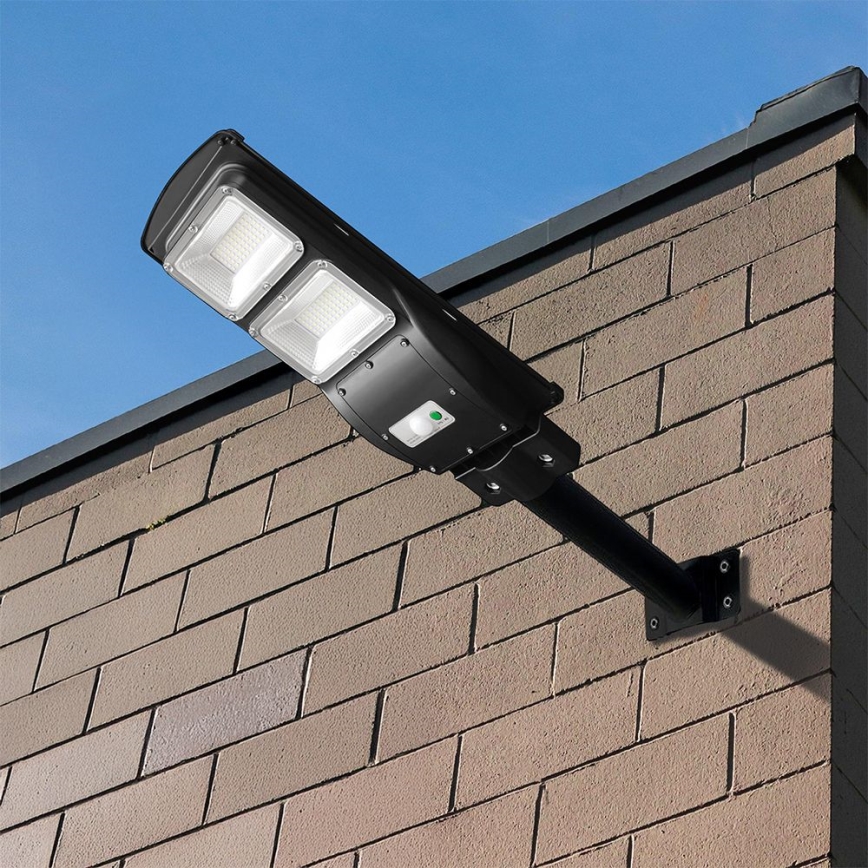 LED Zatemnitvena solarna ulična svetilka s senzorjem gibanja in mraka LED/8W/3,2V 6000K IP65 9000 mAh črna + Daljinski upravljalnik