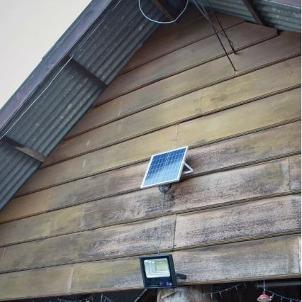 LED Zatemnitveni solarni reflektor LED/12W/3,2V 6000K IP65 5000 mAh + Daljinski upravljalnik