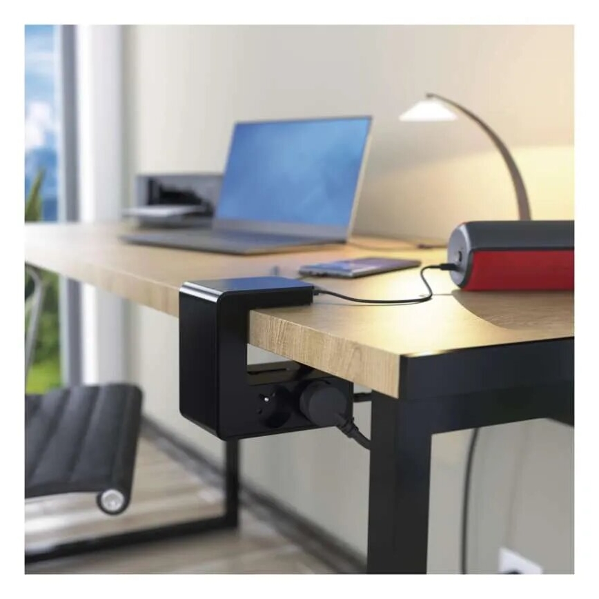 Legrand 050412 - Podaljšek s stikalom in stojalom za tablico 4Z Tip E + 2x USB-A 1,5m črna