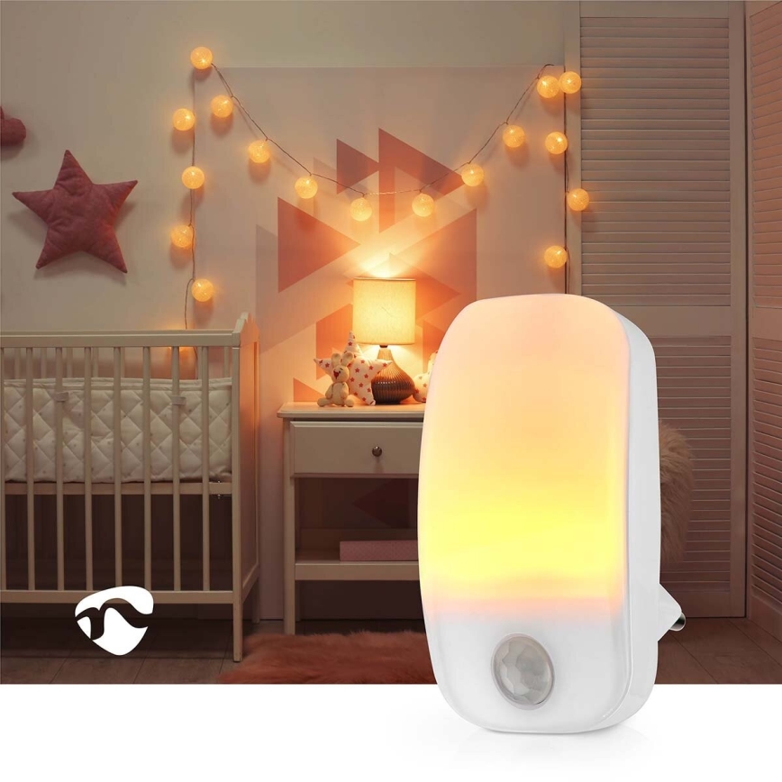 LED Orientacijska svetilka za vtičnico z motion in dusk senzor LED/0,55W/230V bela