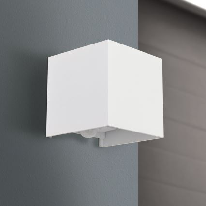LED Zunanja stenska svetilka s senzorjem gibanja in mraka CUBE-S LED/13W/230V IP54 bela