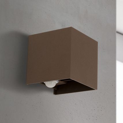 zunanja stenska svetilka z senzorjem gibanja in senzorjem mraka CUBE-S LED/13W/230V IP54 rjava