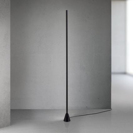 Zatemnjiva LED stoječa svetilka s senzorjem gibanja SOJIE LED/26W/230V črna
