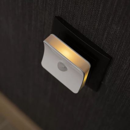 Osram - LED RGB orientacijska svetilka za vtičnico s senzorjem LUNETTA LED/0,3W/230V