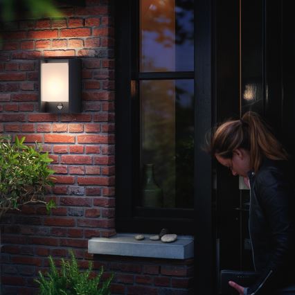 Philips - LED Zunanja stenska svetilka s senzorjem LED/6W 2700K IP44