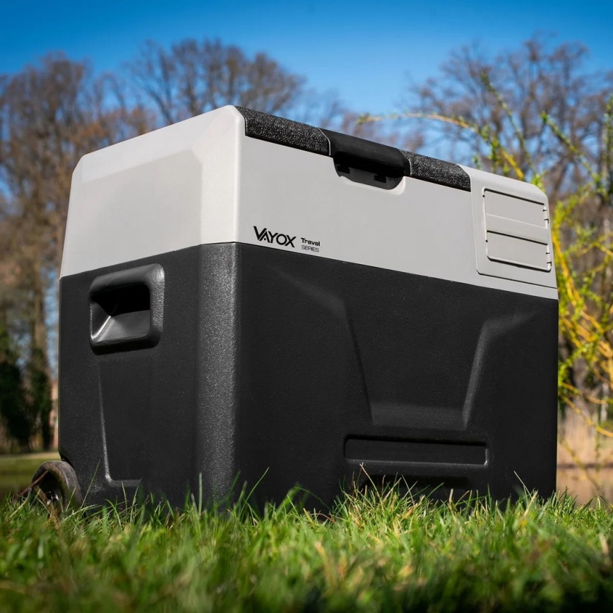 Potovalni hladilnik z LCD zaslonom 40 l 230V/12V/24V črna