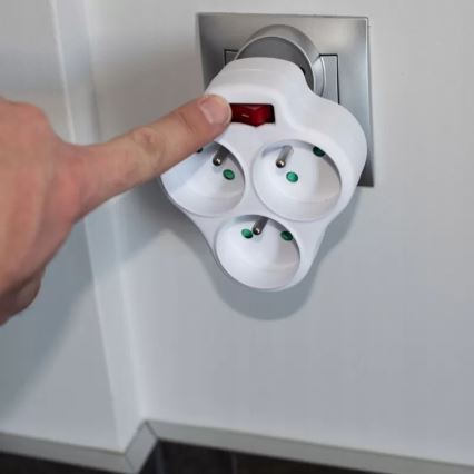 Razdelilna vtičnica s stikalom, 3 vtičnice