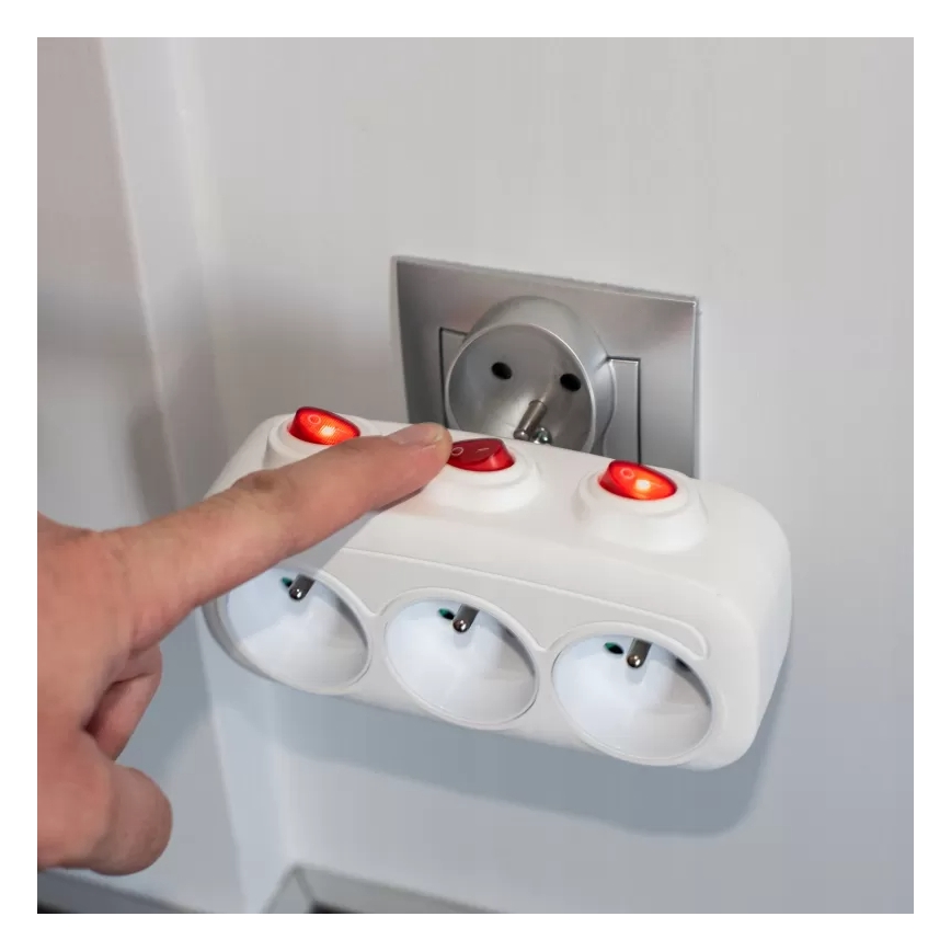 Razdelilnik z vklopnimi stikali — 3 vtičnice