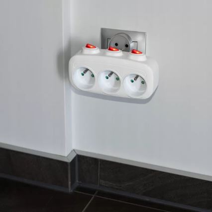 Razdelilnik z vklopnimi stikali — 3 vtičnice