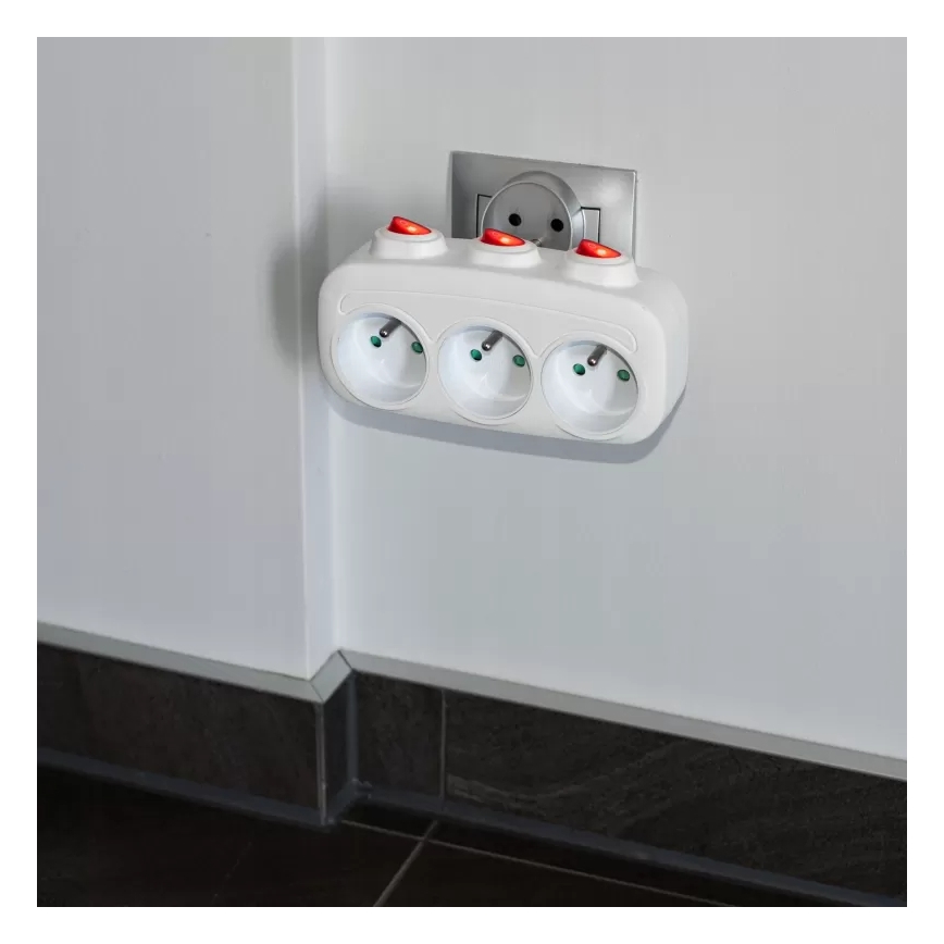 Razdelilnik z vklopnimi stikali — 3 vtičnice