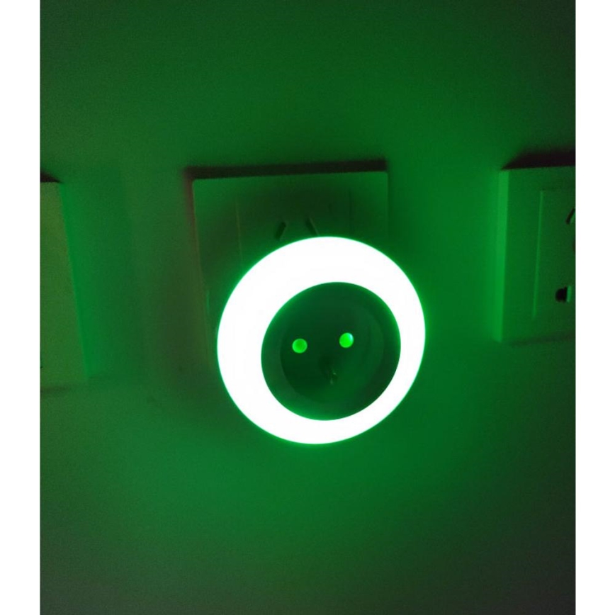 LED Orientacijska svetilka s senzorjem mraka za v vtičnico LED/0,6W/230V
