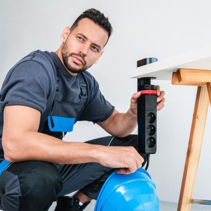 Podaljšni kabel z objemko za pritrditev na mizo, 3× vtičnice tipa E + 2× USB-A + 1× USB-C, 1,5 m, črna